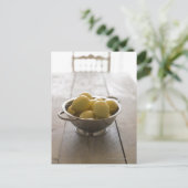 木のテーブルにレモンを載せたザル ポストカード (スタンド正面)