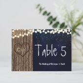 木のテーブルに彫られた素朴なハートのテーブルナンバーカード 招待状 (スタンド正面)