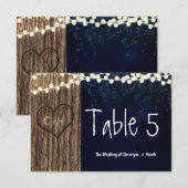 木のテーブルに彫られた素朴なハートのテーブルナンバーカード 招待状 (正面/裏面)