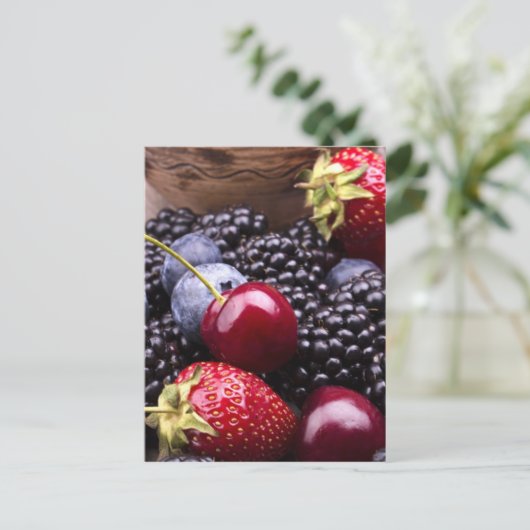 木のテーブルの上のおいしい夏の果物 ポストカード (スタンド正面)