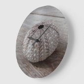 木のテーブルの上の貝 ラージ壁時計 (傾斜)