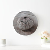 木のテーブルの上の貝 ラージ壁時計 (ホーム)