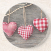 木のテーブルの赤いハート コースター (正面)