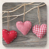 木のテーブルの赤いハート コースター (正面)
