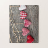 木のテーブルの赤いハート ジグソーパズル (縦)