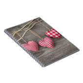 木のテーブルの赤いハート ノートブック (右側)