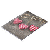 木のテーブルの赤いハート ノートブック (左側)