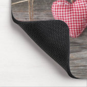 木のテーブルの赤いハート マウスパッド (コーナー)