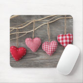 木のテーブルの赤いハート マウスパッド (マウス)