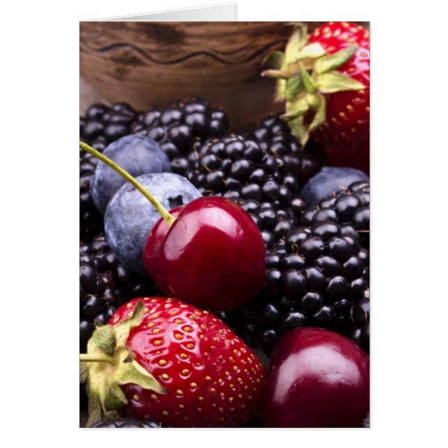 木のテーブルの風味がよい夏のフルーツ (正面)