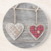 木のテーブル上のハート コースター (正面)