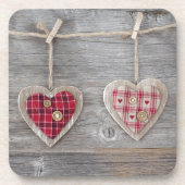 木のテーブル上のハート コースター (正面)