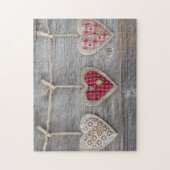 木のテーブル上のハート ジグソーパズル (縦)