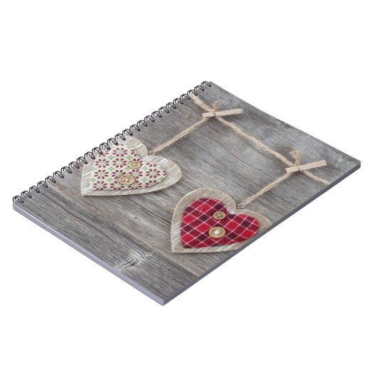 木のテーブル上のハート ノートブック (左側)