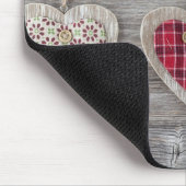 木のテーブル上のハート マウスパッド (コーナー)