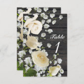 木のテーブル番号に白いバラ&赤ちゃんの息 招待状 (正面/裏面)