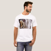 木のトロフィが隔離したようにピラニアの魚 Tシャツ (正面フル)