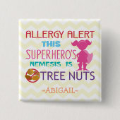 木のナットのアレルギー警報スーパーヒーローの女の子ボタン 缶バッジ (正面)