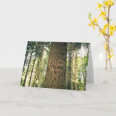 木のハートに彫られた記念日カード カード (黄色い花)