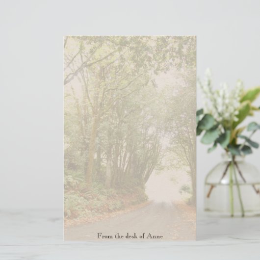 木のパーソナライズな文房具が付いている田舎道 便箋 (スタンド正面)