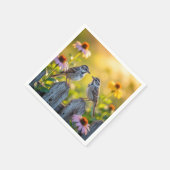 木のフェンスでスパーローズとコーンの花を スタンダードカクテルナプキン (角)