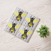 木のフェンスの上に蜂 タイル