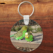 木のベンチに座る緑の仲間 キーホルダー (正面)