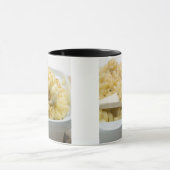 木のベーキングの皿のマカロニのチーズ マグカップ (中央)