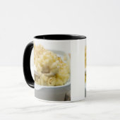 木のベーキングの皿のマカロニのチーズ マグカップ (正面左)