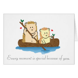 木のボートのかわいいハリネズミのカップルの航行