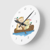 木のボートのかわいいハリネズミのカップルの航行 ラウンド壁時計 (傾斜)