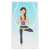 木のポーズのヨガの女性 スモールペーパーバッグ (裏面)