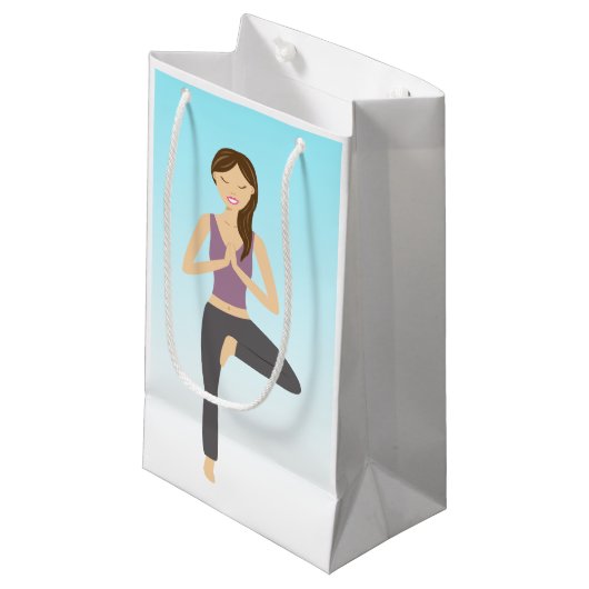 木のポーズのヨガの女性 スモールペーパーバッグ (正面アングル)