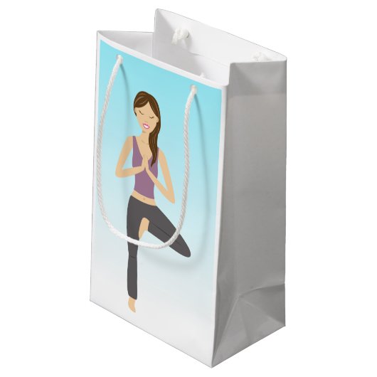 木のポーズのヨガの女性 スモールペーパーバッグ (裏面アングル)