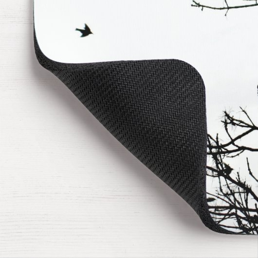 木のマウスパッドを離れて飛んでいる白黒鳥 マウスパッド (コーナー)