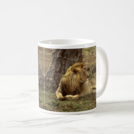 木のマグカップの下をうろつく雄アフリカ産ライオン コーヒーマグカップ (正面右)