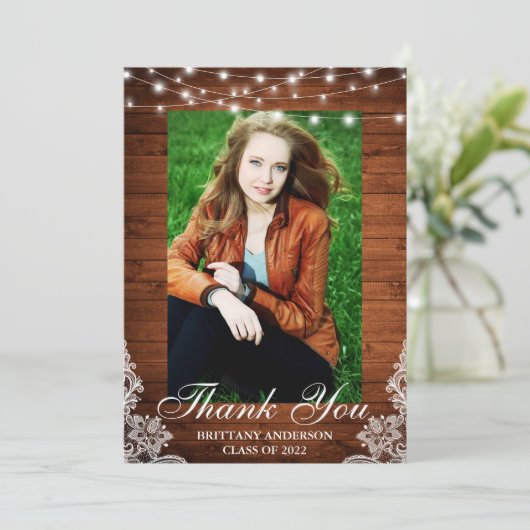 木のレース素朴のひも付きライトのフォト卒業式 サンキューカード (スタンド正面)
