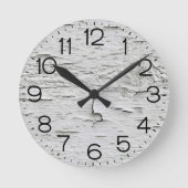 木の上でみすぼらしいシックな剥離を行う ラウンド壁時計 (正面)