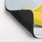 木の上で皮をむいたバナナ マウスパッド (コーナー)