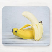 木の上で皮をむいたバナナ マウスパッド (正面)