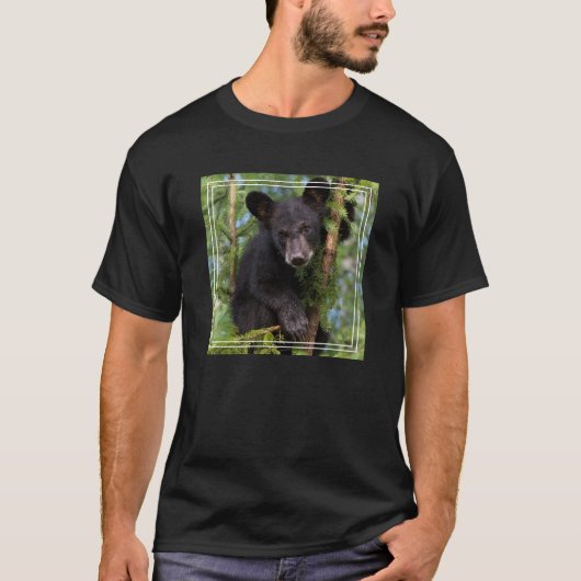木の上で遊ぶクロクマの子熊 Tシャツ (正面)