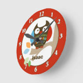 木の上にフクロウのパーソナライズされた壁時計 – 赤 ラウンド壁時計 (傾斜)