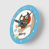 木の上にフクロウのパーソナライズされた壁時計 – 青 ラウンド壁時計 (傾斜)
