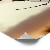 木の上に立つ鳥で、日の出が後ろに続く ポスター (角)