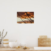 木の上に立つ鳥で、日の出が後ろに続く ポスター (キッチン)