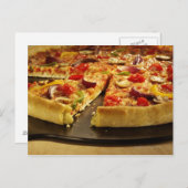 木の上に黒パンでスライスした野菜ピザ ポストカード (正面/裏面)