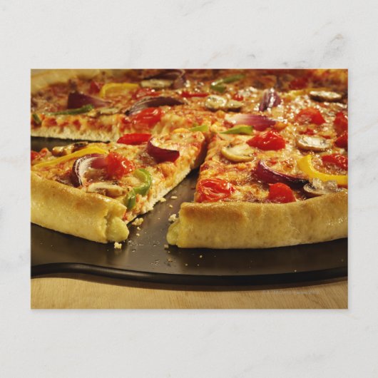 木の上に黒パンでスライスした野菜ピザ ポストカード (正面)