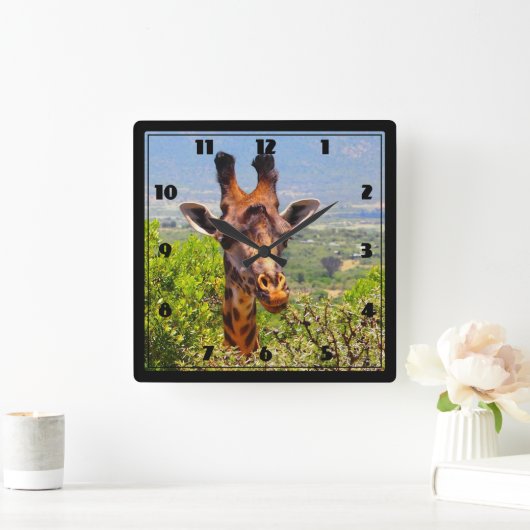 木の上の彼の頭部を突いている愛らしいキリン スクエア壁時計 (ホーム)