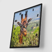 木の上の彼の頭部を突いている愛らしいキリン スクエア壁時計 (傾斜)