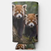 「木の上の探検家：ベビーレッドパンドラ(PANDAS) スリム缶クーラー (正面)
